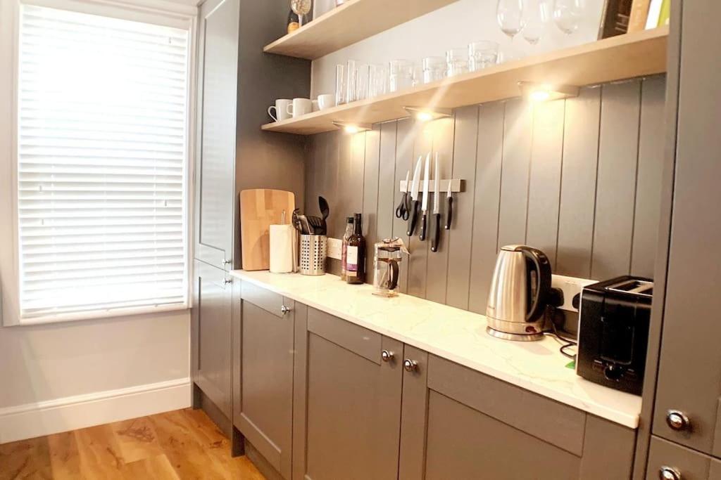 A Beautiful And Stylish 2 Bed Flat Close To Beach ボーンマス エクステリア 写真