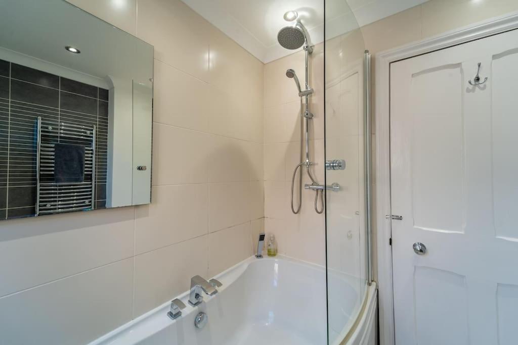 A Beautiful And Stylish 2 Bed Flat Close To Beach ボーンマス エクステリア 写真