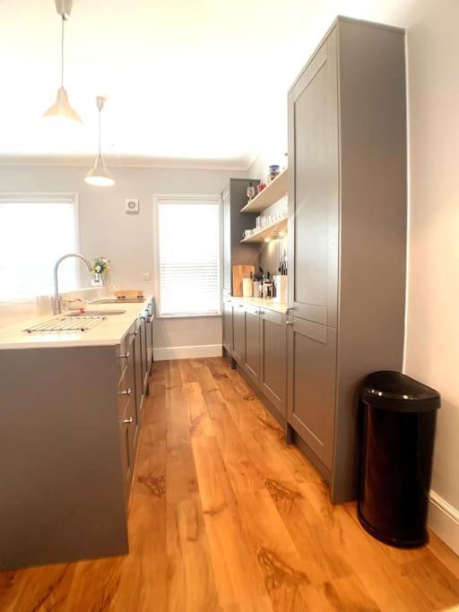 A Beautiful And Stylish 2 Bed Flat Close To Beach ボーンマス エクステリア 写真